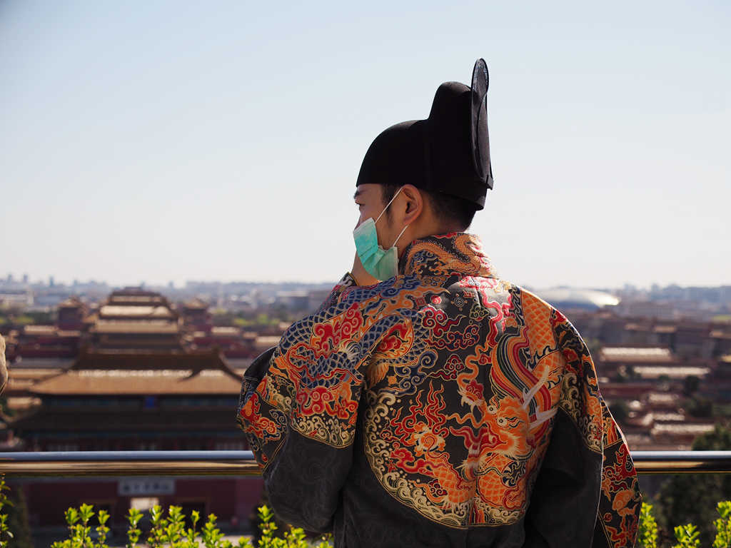 《企盼》2020年3月19日，北京景山公园，一位身着明朝龙袍的青年站在山顶眺望紫禁城，企盼抗疫胜利早日到来。.JPG